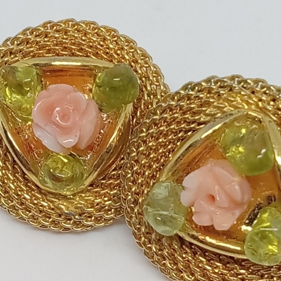 * vintage pink Angel Skin Coral flowers gold tone mesh button clip on earrings - Picture 3 of 5